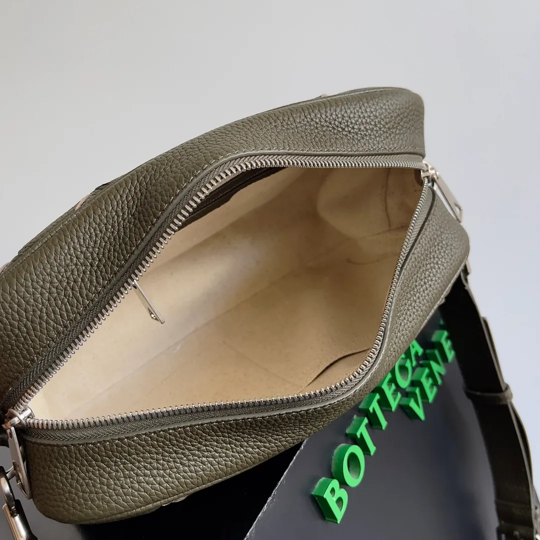 Those who have touched Batch 1820 cowhide with lychee pattern must understand that it is soft and high-grade. BOTTEGA VENETA's 2024 new men's INTRECCIATO woven camera bag uses lychee pattern and classic weaving to enhance the texture of the entire bag. It is durable and the matte material is very suitable for autumn and winter wear. In terms of capacity, this bag is not inferior to other bags. It has compartments inside, making it easy to store important things. Style number: 755925 Size: 29*19.5*7.5cm